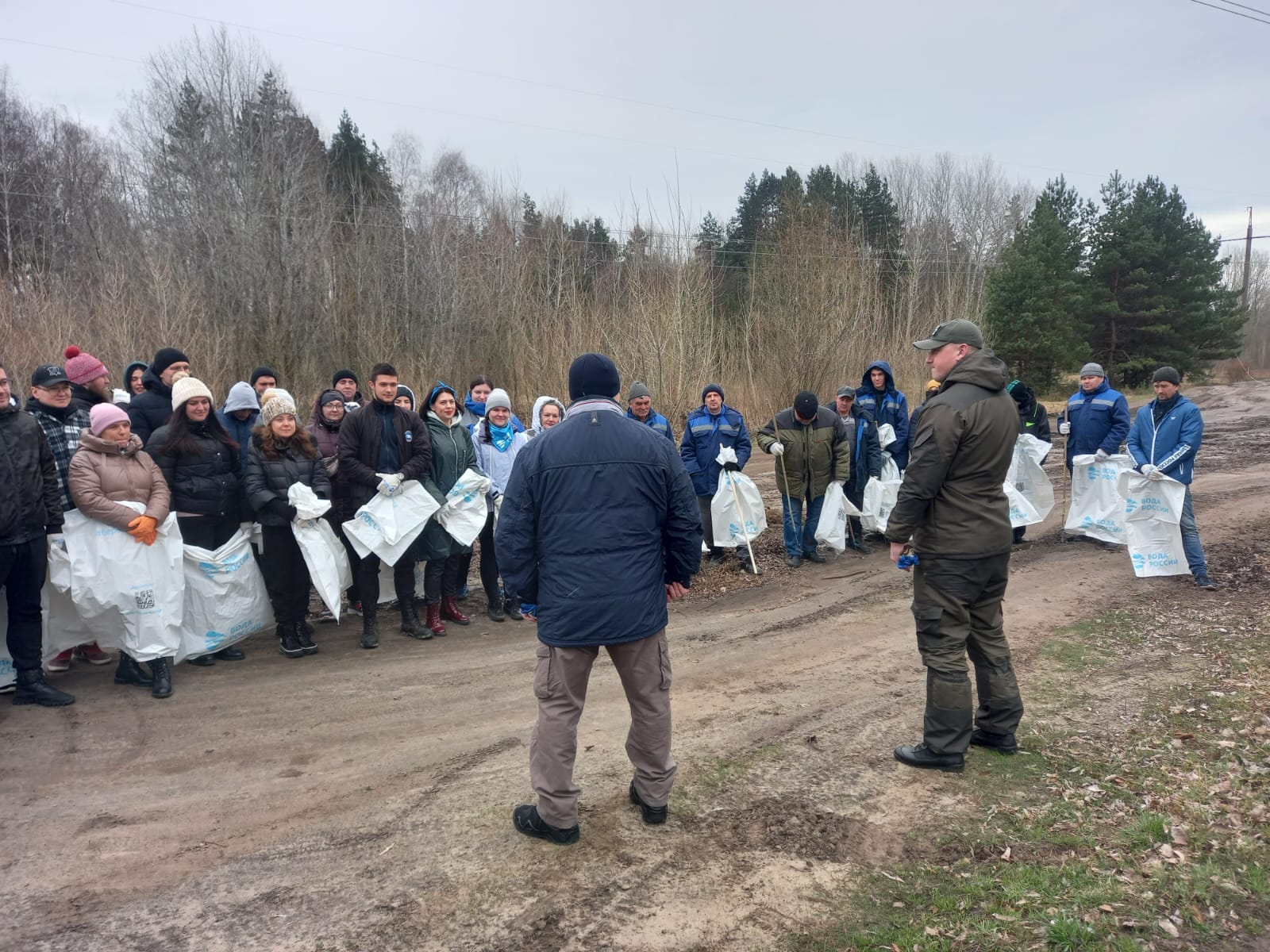 В преддверии месячника экологической безопасности на территории поселка Разумное прошел субботник.